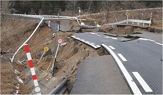 災害で崩落した道路